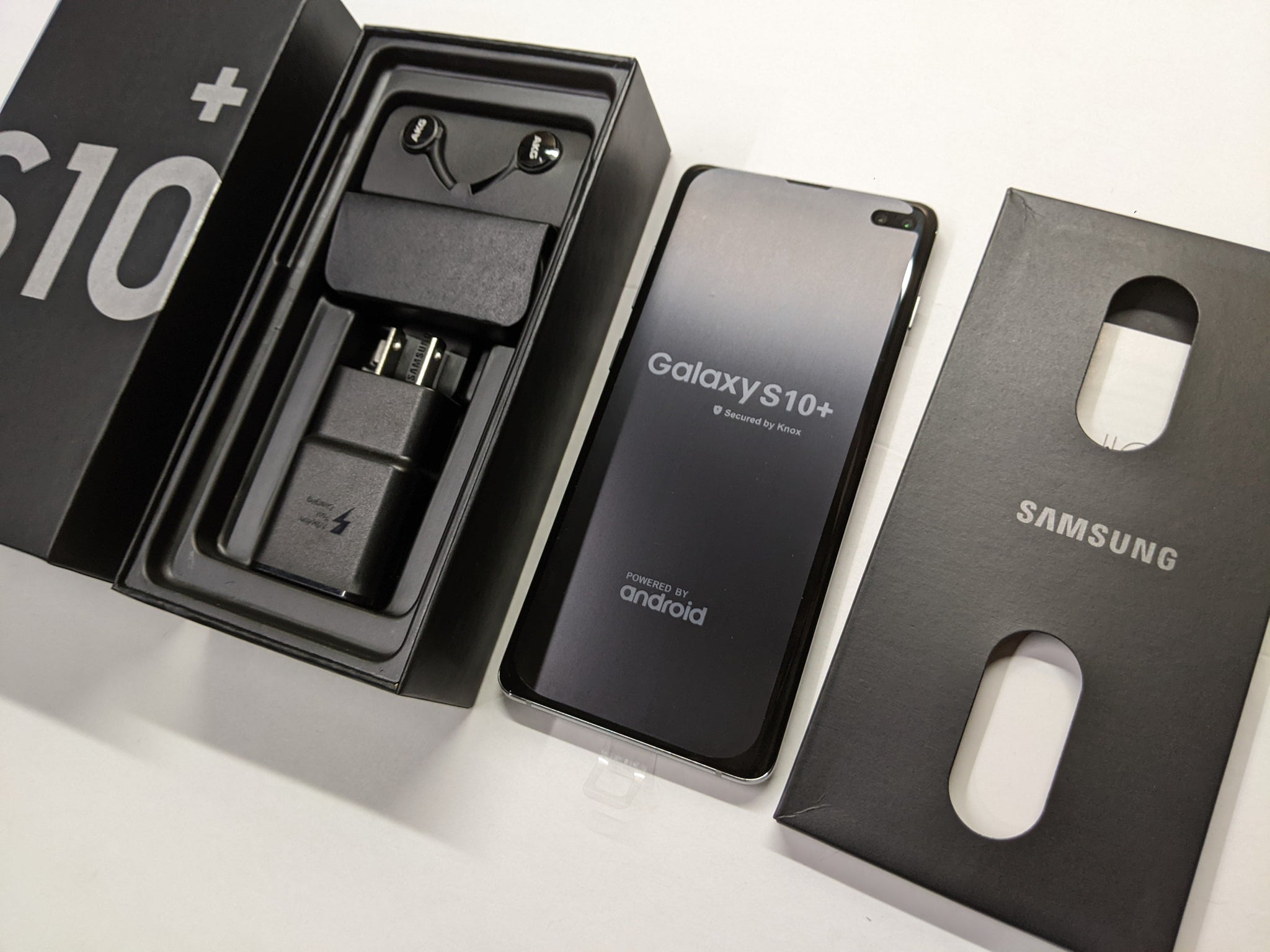 Samsung Galaxy S10e 128 GB in Black Verizon / GSM Unlocked Like New newest w/usb-c